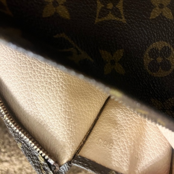 Authentic Louis Vuitton toiletry bag - Picture 3 of 13